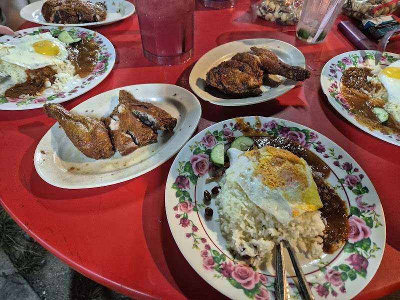 Gerai Big Tree Head food or atmosphere