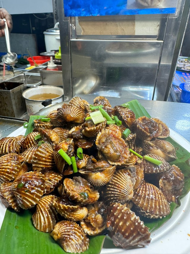 Gurney Drive Hawker Center interior or food