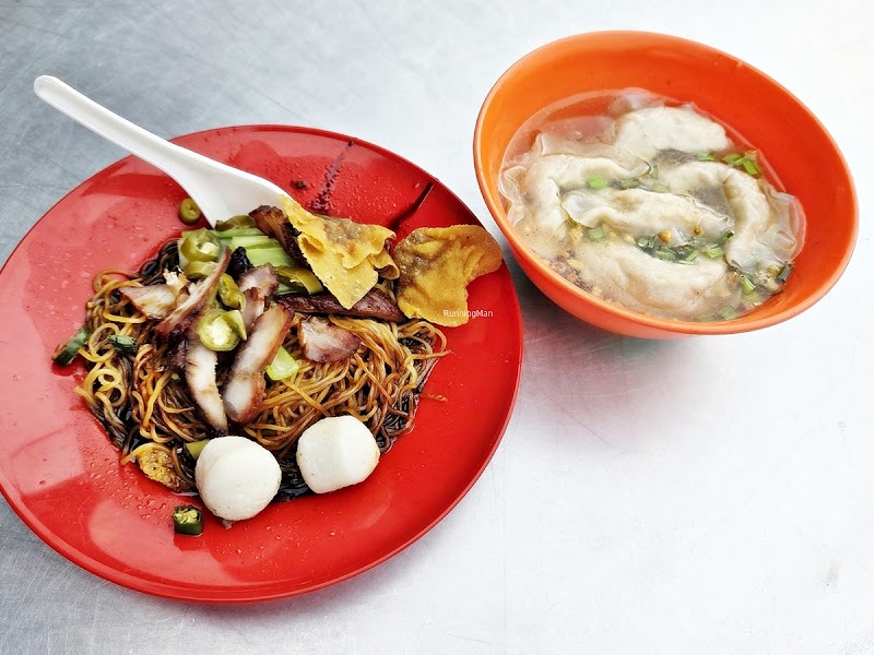 Gurney Drive Hawker Center food or atmosphere