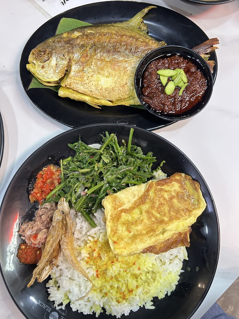 Nasi Ulam Ikan Sumbat (Masakan Kawah, Ikan Bakar food or atmosphere