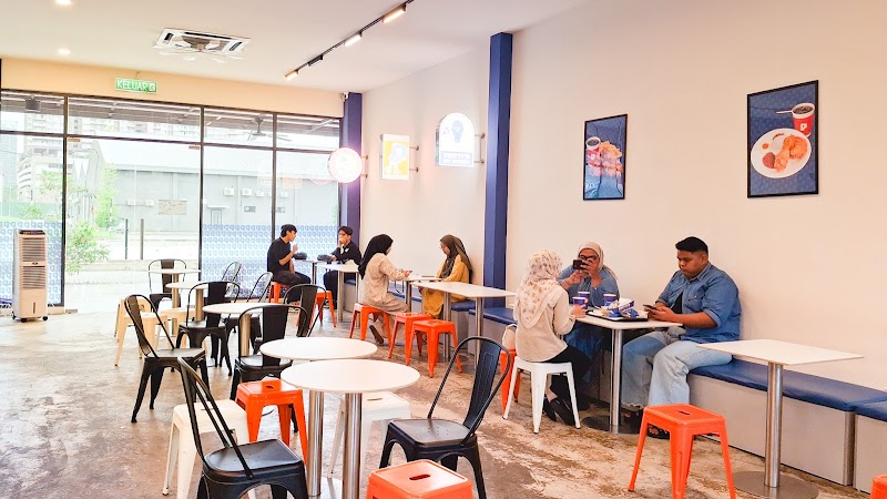 Pretty's Hot Chicken food or atmosphere